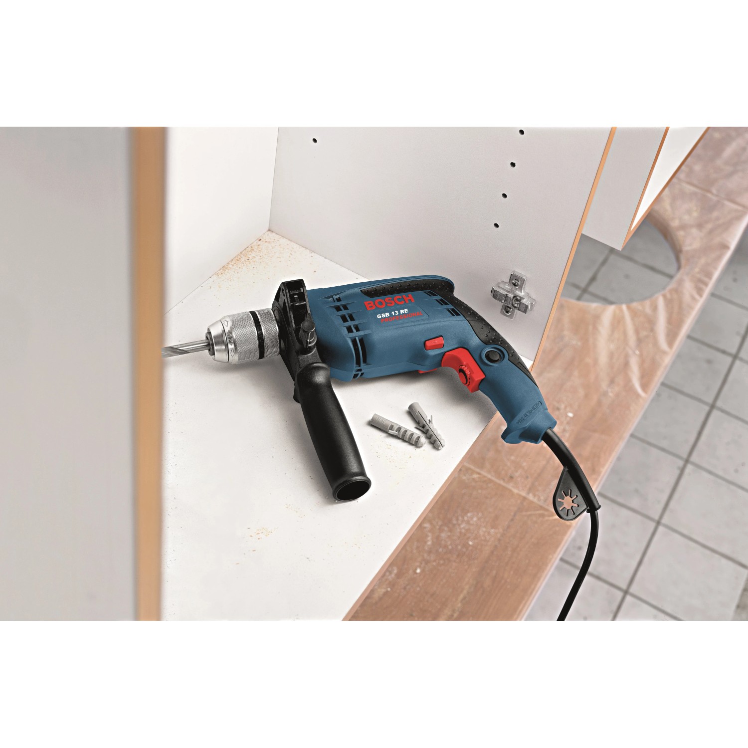Bosch Professional GSB 13 RE Schlagbohrmaschine (600 W) mit Zusatzhandgriff und Dübeln.