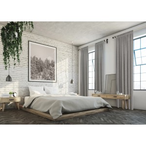 Schlafzimmer mit Gardinenstangen-Set aus Holz in Naturfarben und grauen Vorhängen.