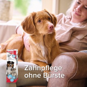 Frau gibt Hund Beaphar Zahngel. Zahnpflege für Hunde und Katzen ohne Bürste.