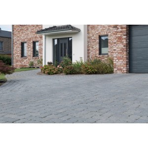 Graue Diephaus Pflastersteine Collo (21x14x7 cm) auf einer Auffahrt verlegt.