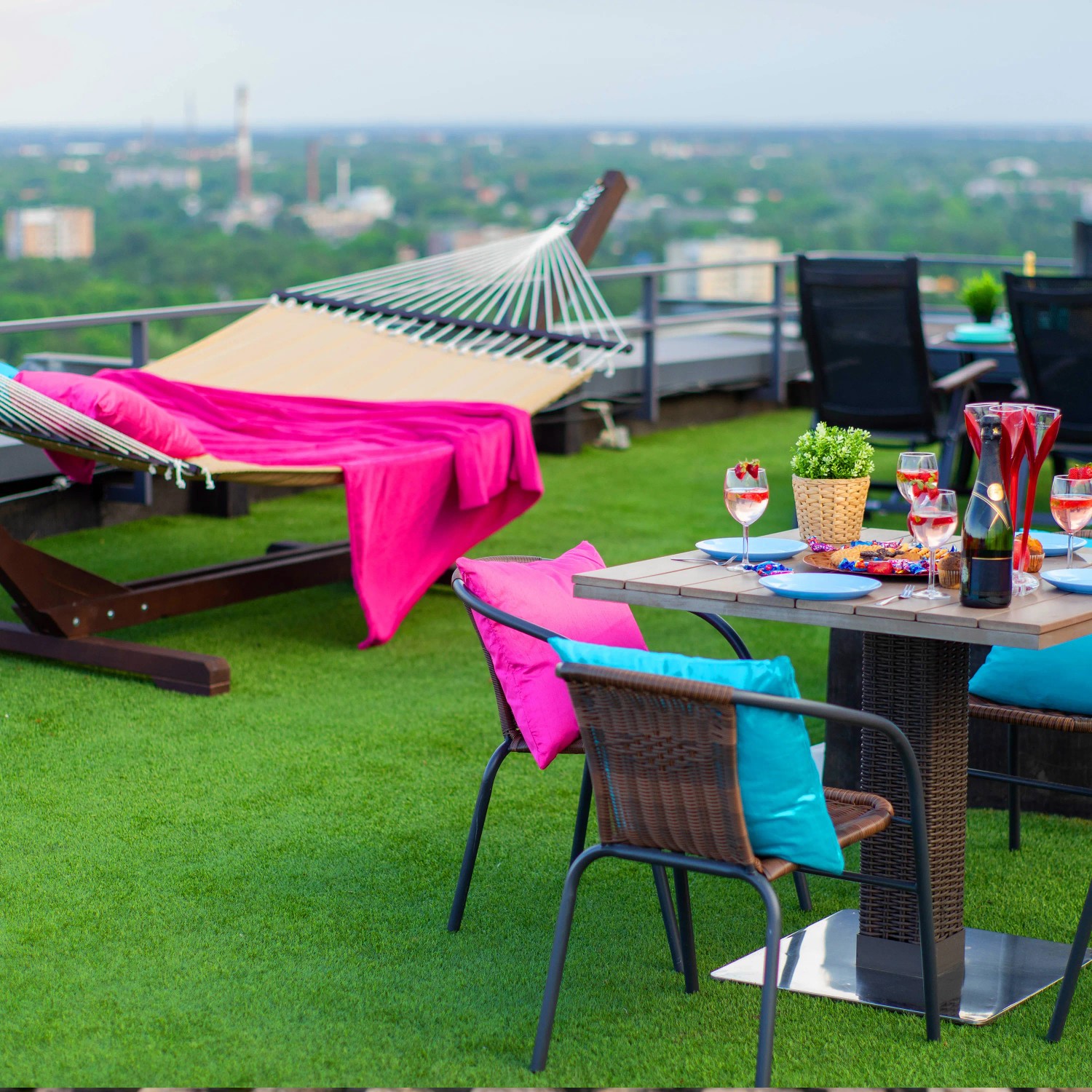 Kunstrasen Milo auf Dachterrasse mit Hängematte und Esstisch für Garten und Balkon.