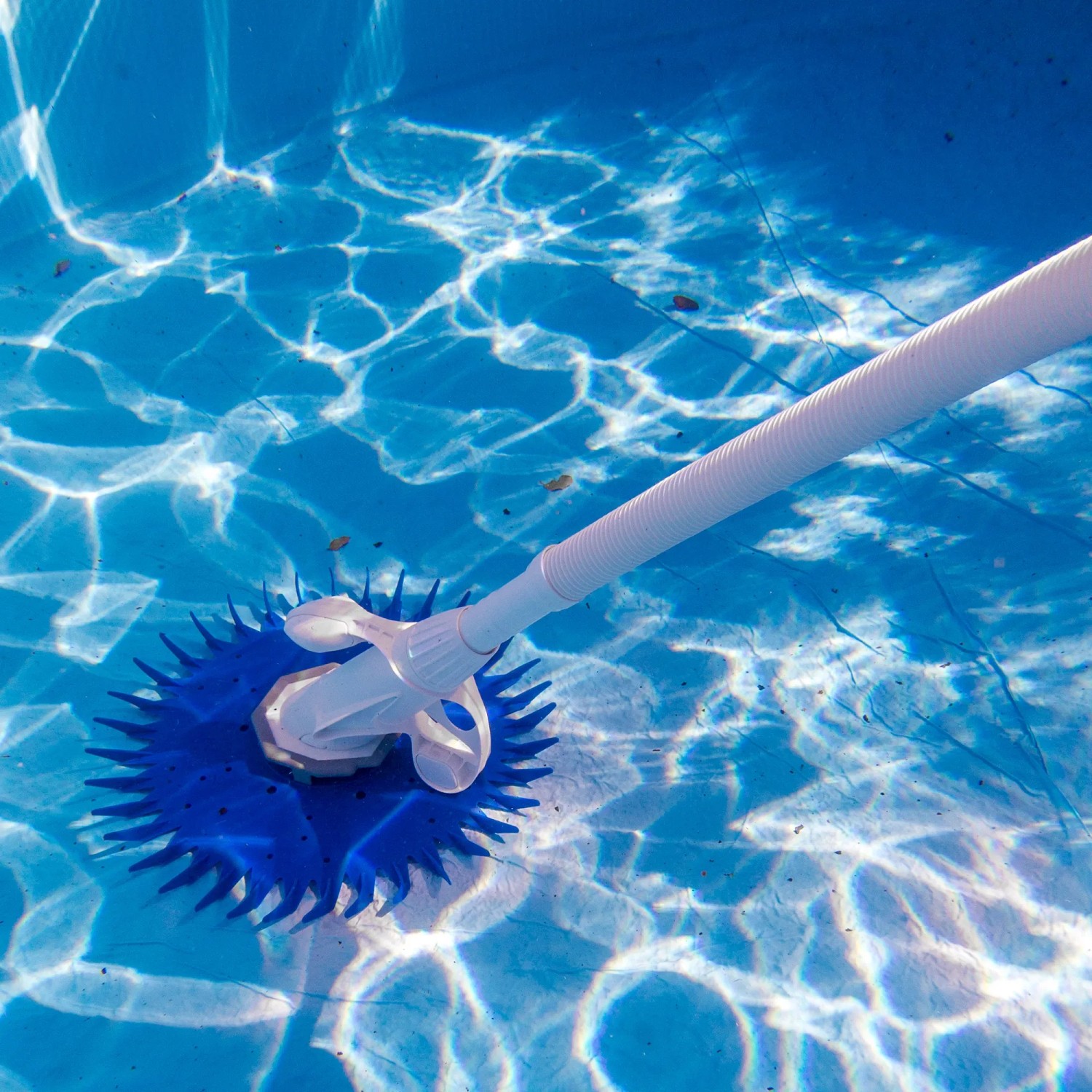 Gre Automatischer-Poolreiniger Professional Vac im Einsatz unter Wasser.