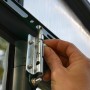 Detailaufnahme: Verschlussriegel am grünen Palram Canopia Gewächshaus mit Fundamentrahmen.