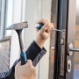 Anwendung: Bosch Professional Schraubendreher-Set beim Justieren eines Türschlosses.