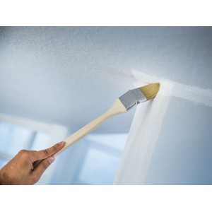 LUX Eckenpinsel 50 mm im Einsatz: Streichen von Ecken mit Dispersionsfarbe.