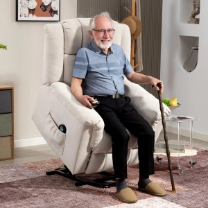 Beiger HOMCOM Relaxsessel mit Massage- und Liegefunktion, genutzt von einem älteren Mann mit Gehstock.