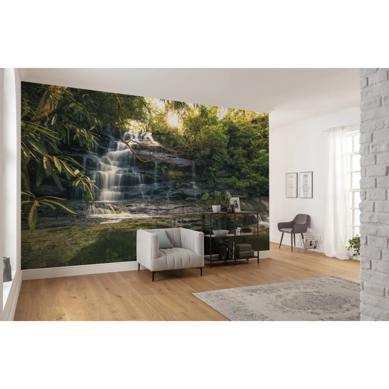 Vlies Fototapete Golden Falls (450x280 cm) mit Wasserfall-Motiv im Wohnraum.