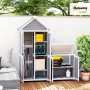Outsunny Gartenschrank aus Tannenholz, hellgrau, mit geöffneten Türen und Werkzeugen auf den Regalen.