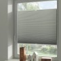 Weißes Gardinia Wabenplissee Concept Thermo zur Abdunklung am Fenster montiert.