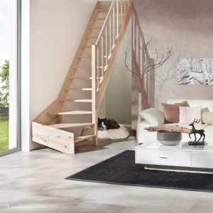 Intercon Holztreppe Casablanca aus Fichte, naturbelassen, rechtsgewendelt, mit einseitigem Geländer im Wohnzimmer. Raumspartreppe.