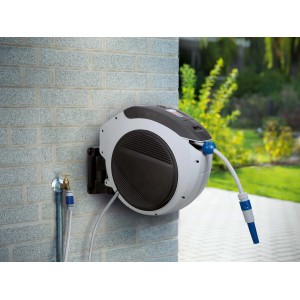 LUX Wand-Schlauchbox mit Motor, 30 m Gartenschlauch aufgerollt an grauer Hauswand.