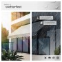 Hellgraue Klemmmarkise auf Balkon, schützt vor Sonne und Regen. Wetterfest, UV-beständig, mit Handkurbel.