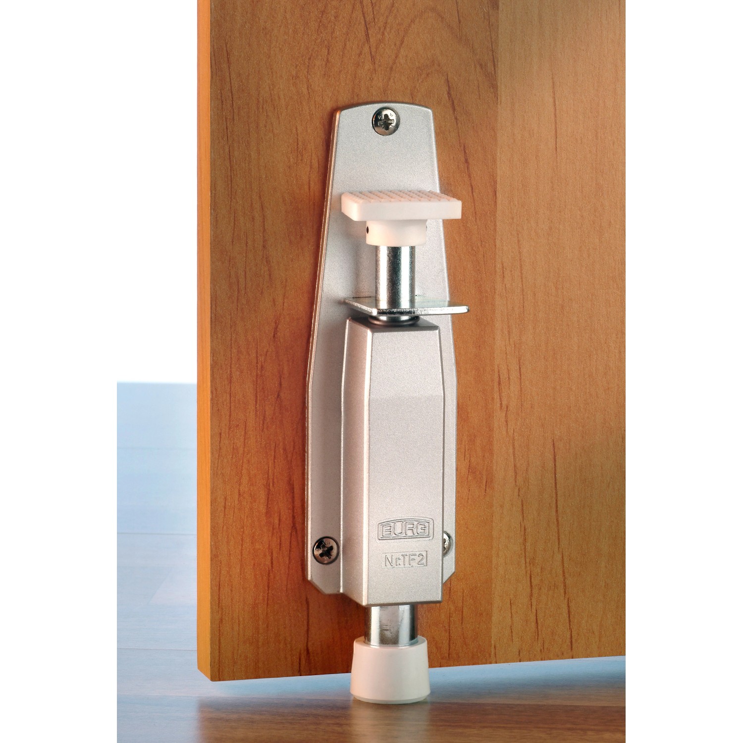 Burg Wächter Türfeststeller TF 2 SB, silberner Türstopper mit weißem Gummiende an Holztür.