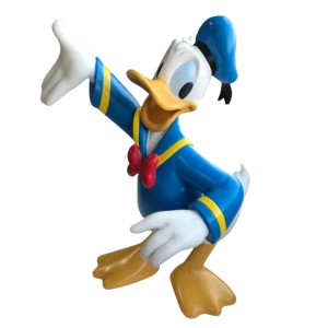 Gartenfigur Donald Duck im blauen Matrosenanzug als Dekoration für den Garten.