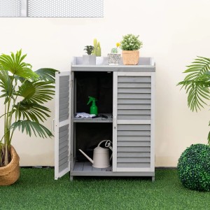 Grauer Gartenschrank aus Holz mit offener Tür, Innenfächern und Gartenutensilien. Vielseitiger Lagerschrank und Pflanzbank für den Garten.