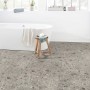Verlegter Egger Aqua-Laminatboden ELF021 Triestino Terrazzo Grau im Badezimmer.
