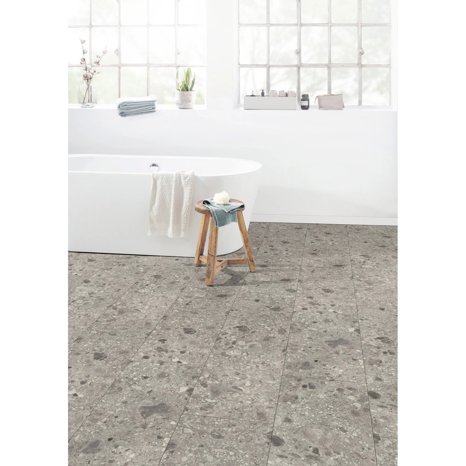 Verlegter Egger Aqua-Laminatboden ELF021 Triestino Terrazzo Grau im Badezimmer.