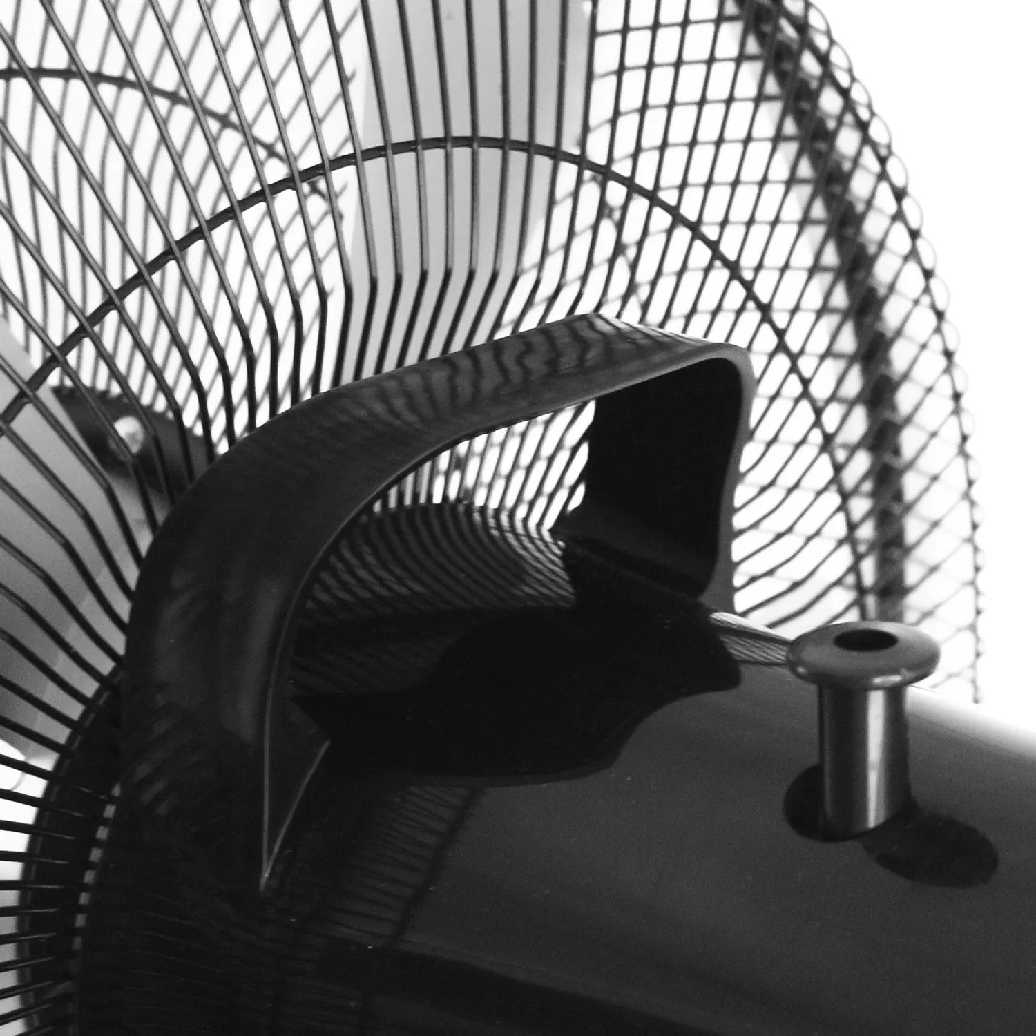 Detailaufnahme: Schwarzer Emerion Tischventilator, 30 cm, mit Schutzgitter.