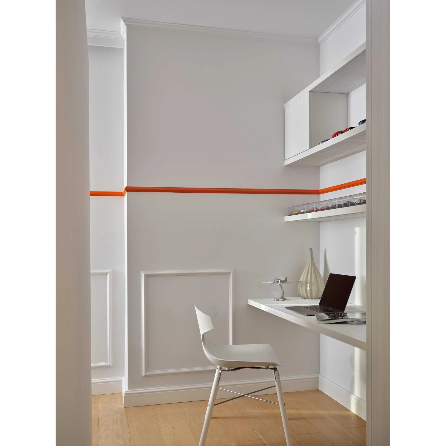 Weißes Zimmer mit NMC Eckleisten Z15-Box ARSTYL als Deckenleiste, zeitlos und klassisch.