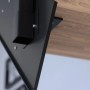 Detailaufnahme: Schwarze Metallwange und Eiche Stufe der Treppe Kos mit Design-Geländer.