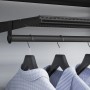 Metall-Kleiderstange, 60 cm, matt-schwarz, mit Hemden an schwarzen Kleiderbügeln unter einem Regal.