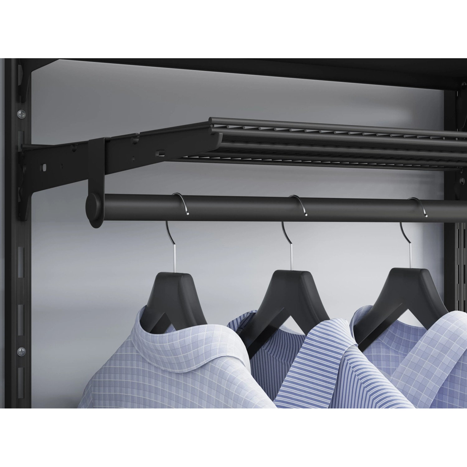 Metall-Kleiderstange, 60 cm, matt-schwarz, mit Hemden an schwarzen Kleiderbügeln unter einem Regal.