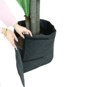 Hände befestigen anthrazitfarbenen Videx Garden Topfschutz Steppmantel mit Klettverschluss für Frostschutz.