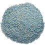 Nahaufnahme von Blaukorn Dünger, einem mineralischen NPK-Dünger in bläulichen Granulat.