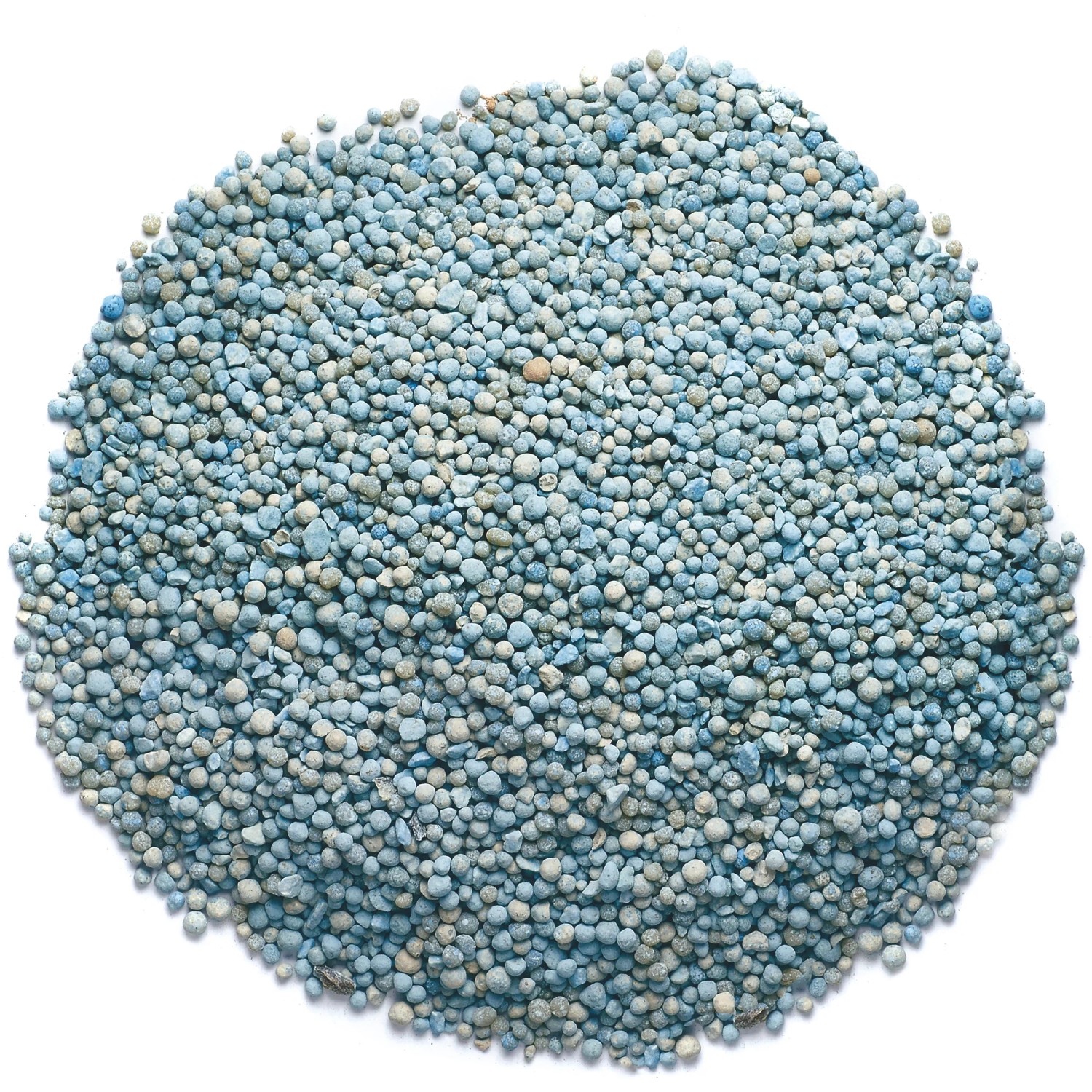 Nahaufnahme von Blaukorn Dünger, einem mineralischen NPK-Dünger in bläulichen Granulat.