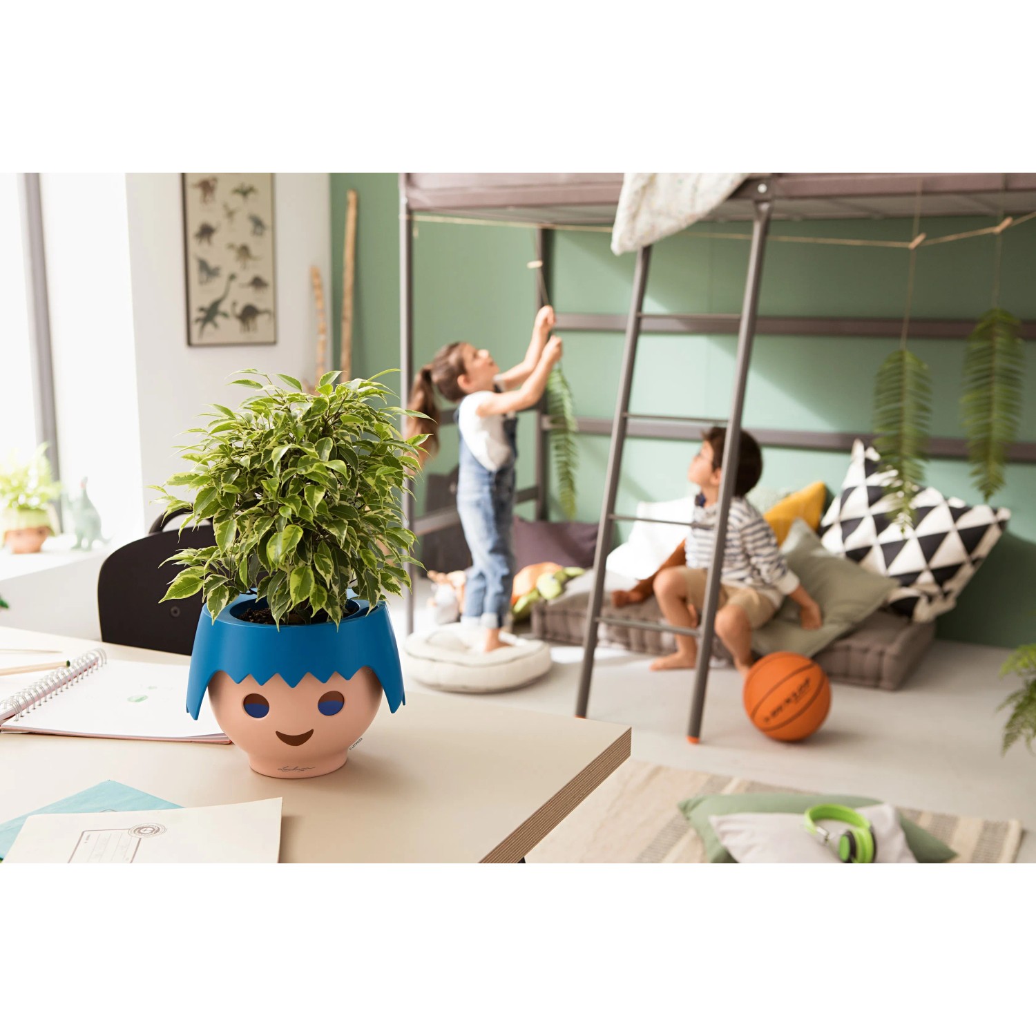 Lechuza Ojo Pflanzgefäß, 21 cm, Ocean Blue, im Kinderzimmer mit spielenden Kindern.