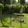 Schwarzer Nature Metallrosenbogen, gerade Form, mit Rosen im Garten.
