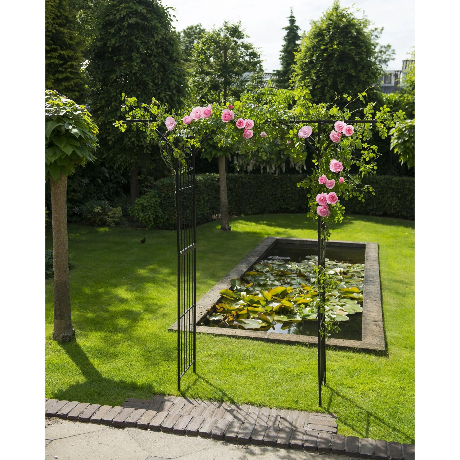 Schwarzer Nature Metallrosenbogen, gerade Form, mit Rosen im Garten.