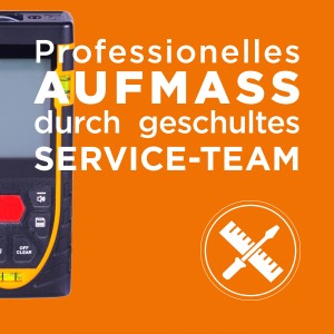 Aufmaß durch Service-Team mit Laser-Entfernungsmesser für Duschkabinen-Zubehör.
