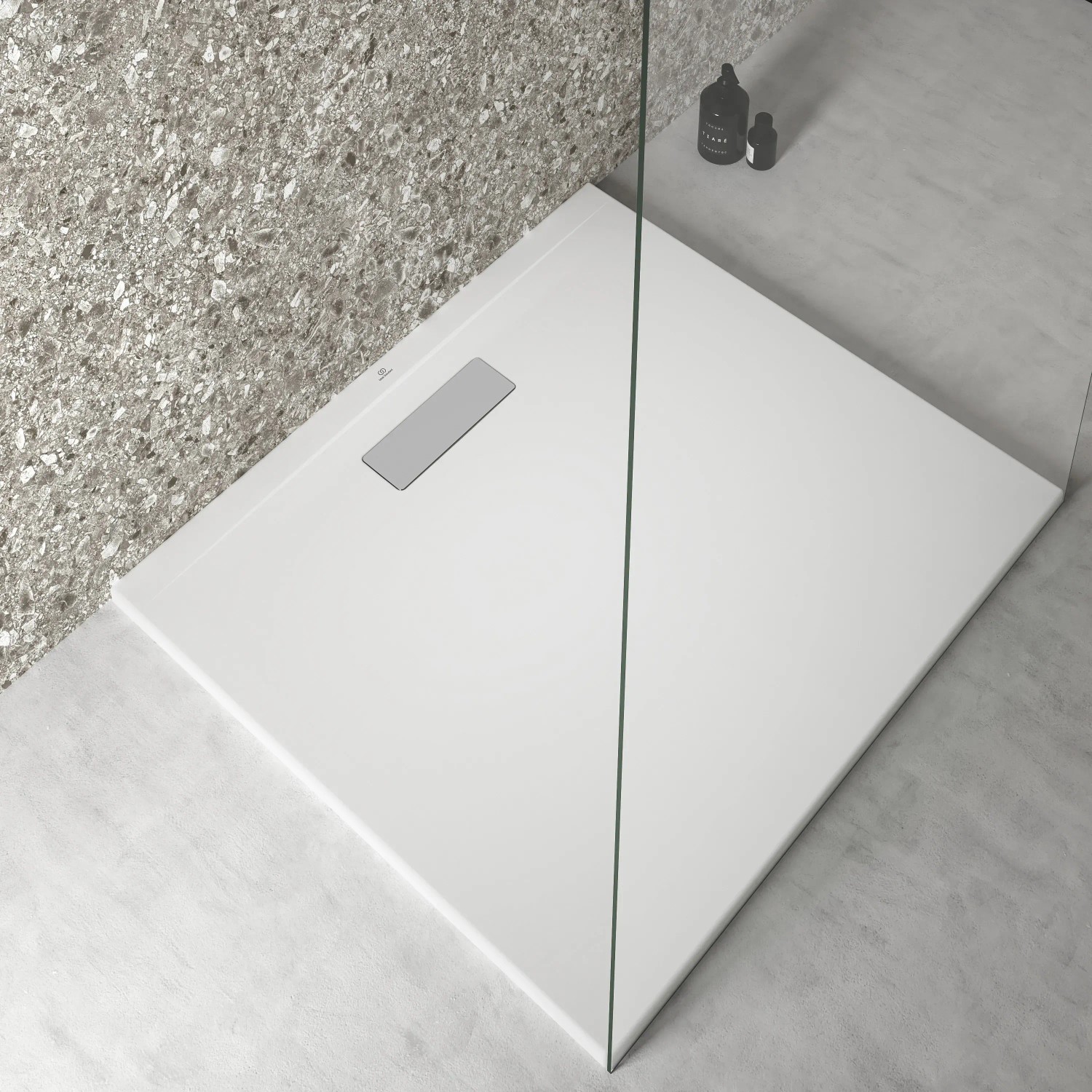 Rechteckige, extraflache Ideal Standard Duschwanne Ultra Flat New, 90x80 cm, in Weiß.