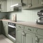 Olivefarbene Küchenmöbel mit Alpina Möbel-Lack Bad & Küche, seidenmatt. Elegantes Küchendesign.