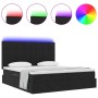 Schwarzes Samt Bett 180x200 mit LED-Lichtleisten am Kopfteil.