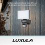 LUXULA LED Strahler mit Bewegungsmelder, 20W, neutralweiß, IP54, an Hauswand im Regen.