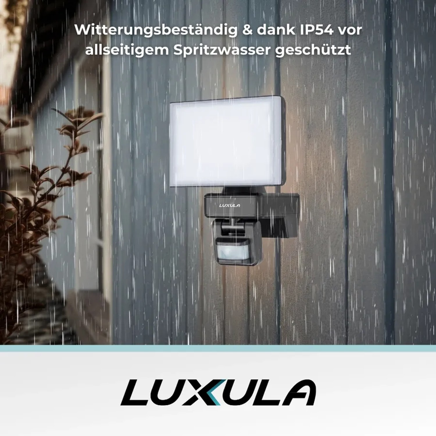 LUXULA LED Strahler mit Bewegungsmelder, 20W, neutralweiß, IP54, an Hauswand im Regen.