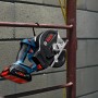 Bosch Professional GKM 18 V-50 Akku-Kreissäge (ohne Akku) an Leiter gehängt.