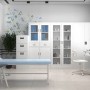Büro oder Arztpraxis mit weißen Metallschränken, Aktenschrank und Untersuchungsliege für organisierte Aufbewahrung.