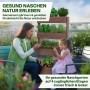 Braunes TTL Garden 4-Etagen Hochbeet aus Holz mit Bepflanzung auf Balkon mit Frau und Kind.