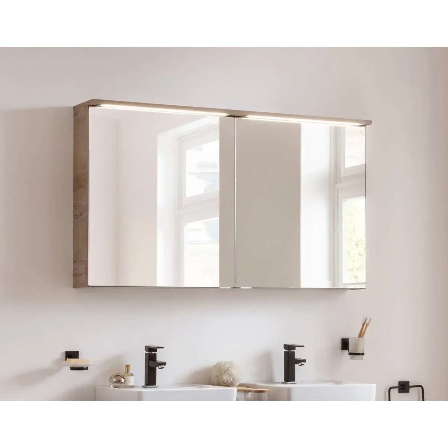 Fackelmann Spiegelschrank OXFORD, 120cm, Eiche Natur, mit Beleuchtung und Softclose-Türen.