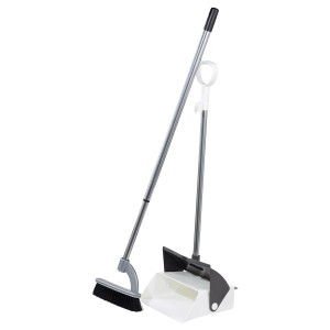 Langstiel-Kehrgarnitur mit klappbarer Schaufel und Teleskopstiel für die Reinigung.