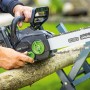 LUX-TOOLS Akku-Kettensäge A-KS-2x20/405 in Aktion beim Sägen eines Baumstamms.
