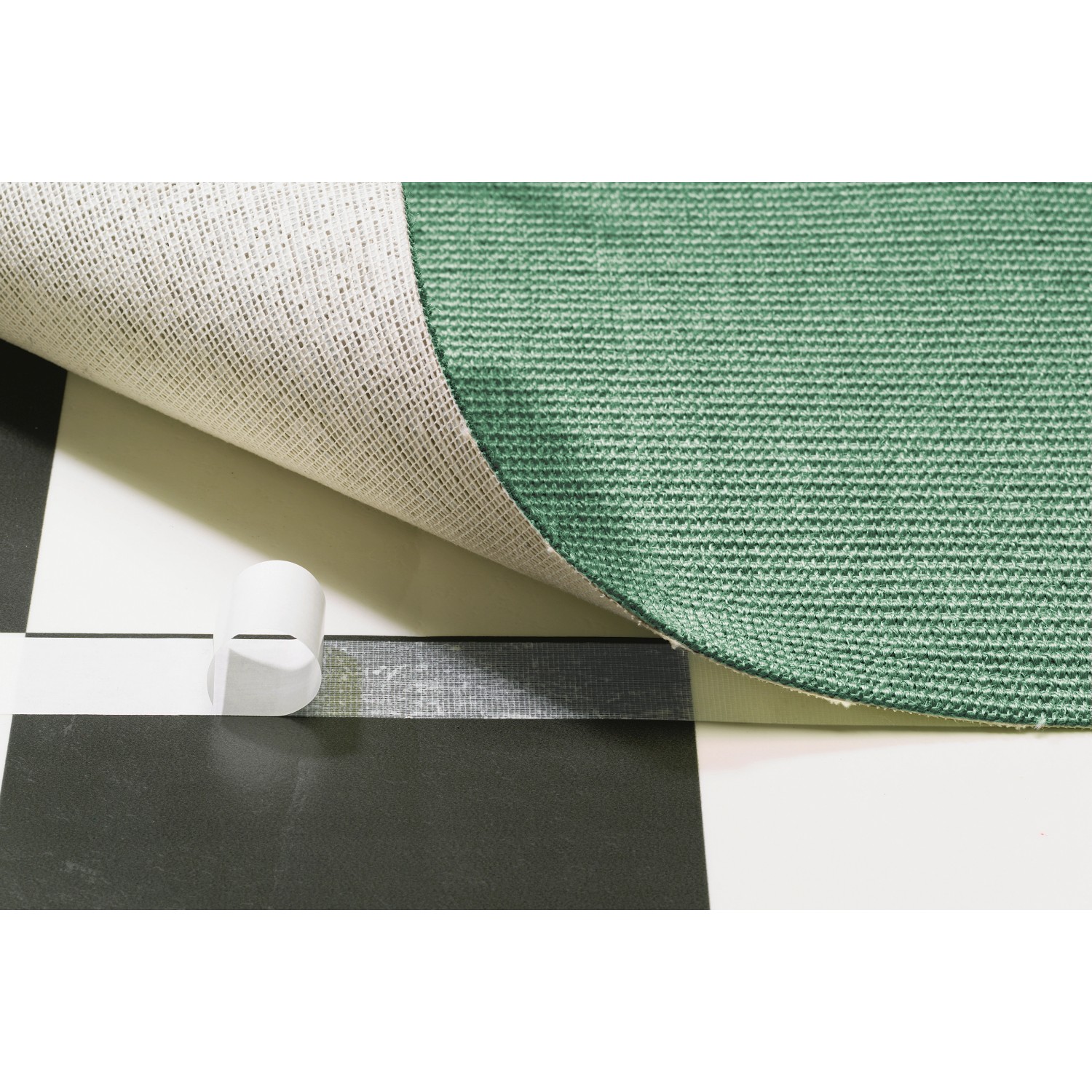 LUX Boden-Verlegeband fixiert grünen Teppich auf Schachbrettmuster.