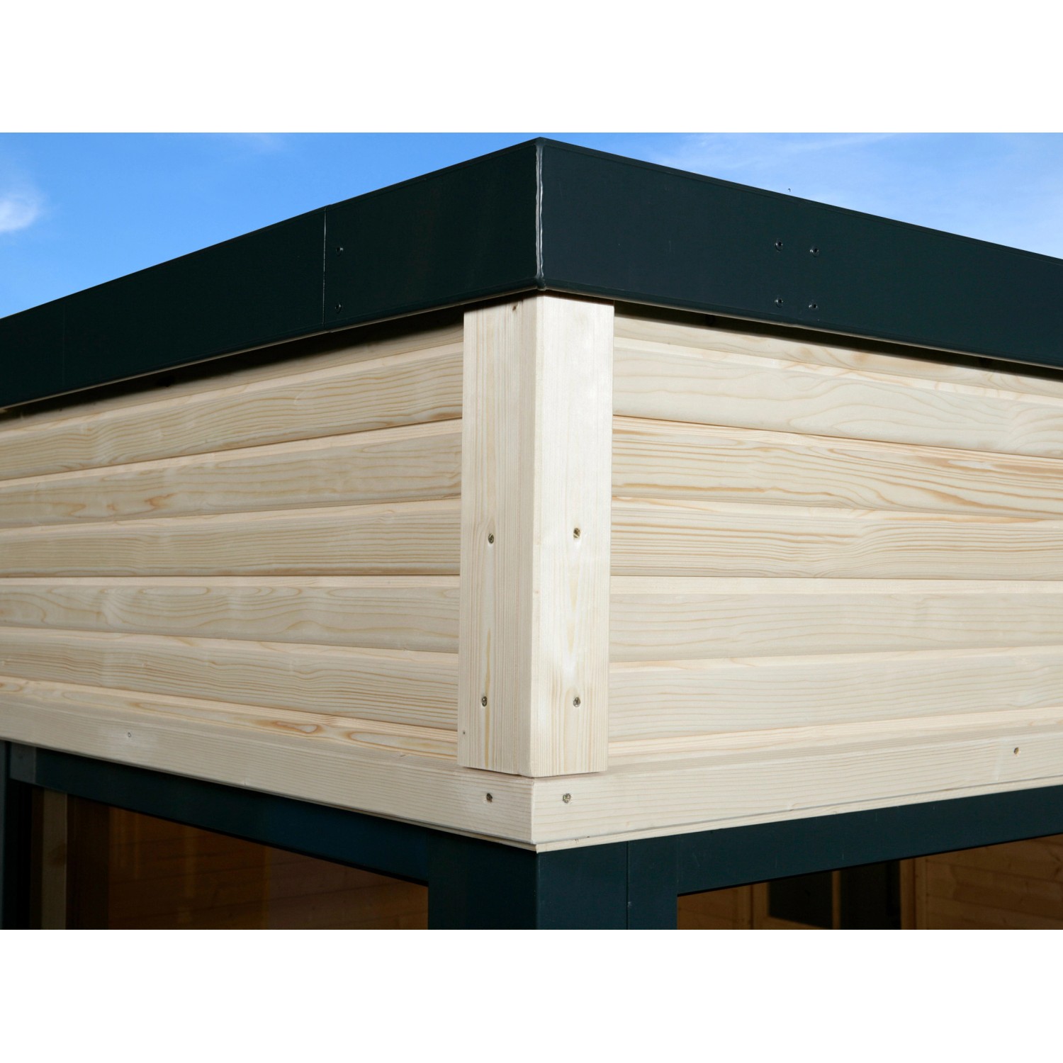 Detailansicht Weka Holz-Gartenhaus Cubilis Gr. 2: Naturbelassene Holzfassade mit dunklem Dach.