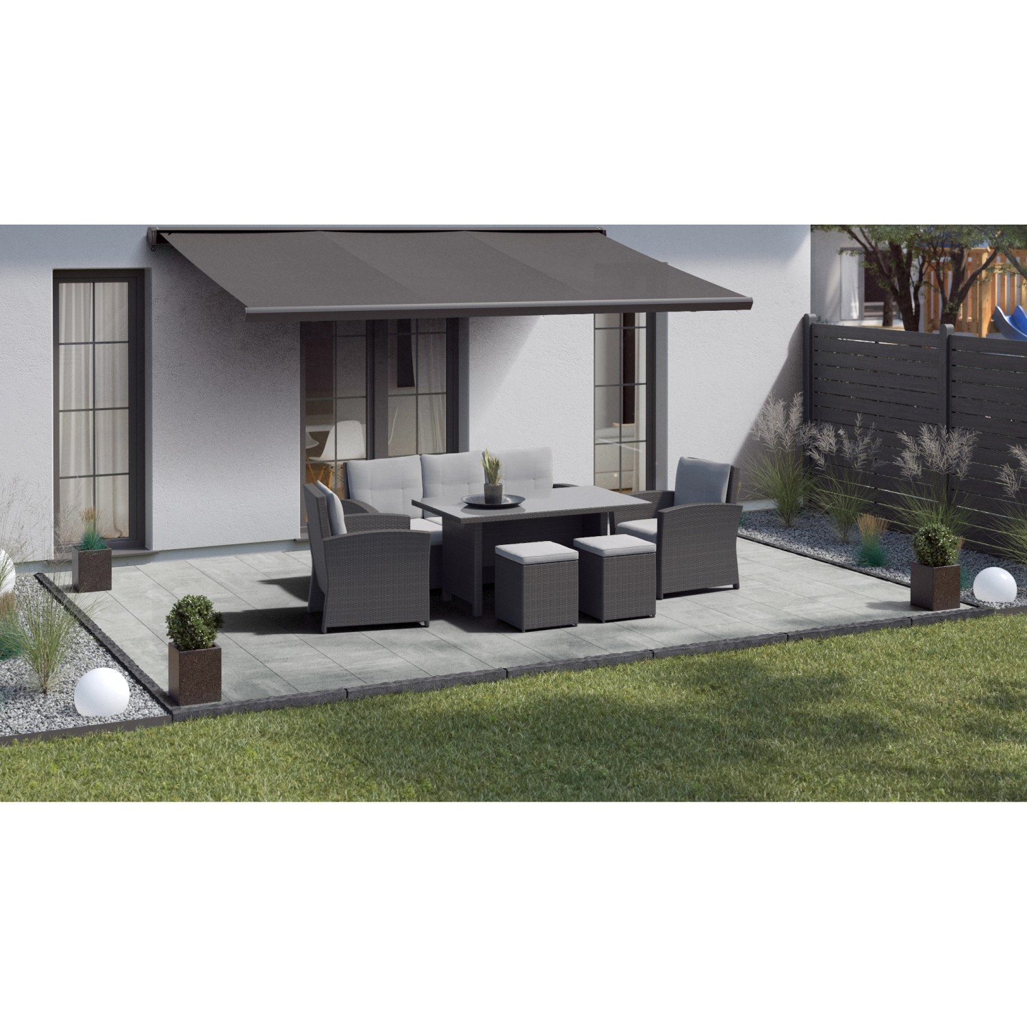 Verlegte, graue Terrassenplatten Naturstein Sino (40x40) mit Sitzgruppe und Markise auf Terrasse.