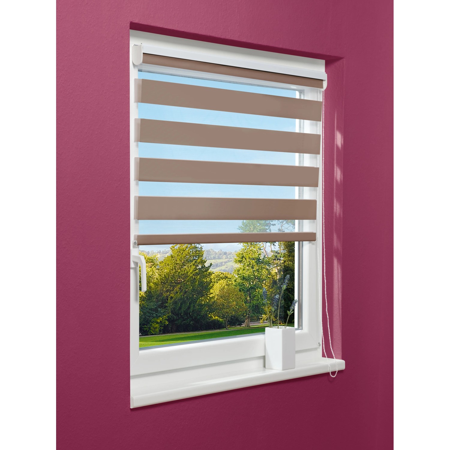 Braunes OBI Doppelrollo Avila, 45x180 cm, am Fenster mit Blick ins Grüne. Sicht- und Sonnenschutz.