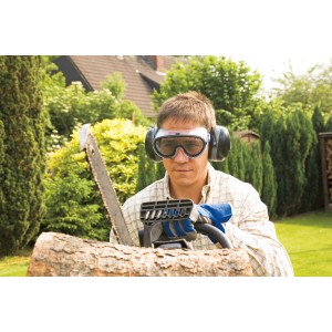 Mann mit LUX Schutzbrille mit Drahtgewebe beim Sägen von Holz im Garten.