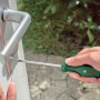 Bosch Schraubendreher im Einsatz: Hand schraubt Schraube in Tür. Schraubendreher-Set für präzises Arbeiten.